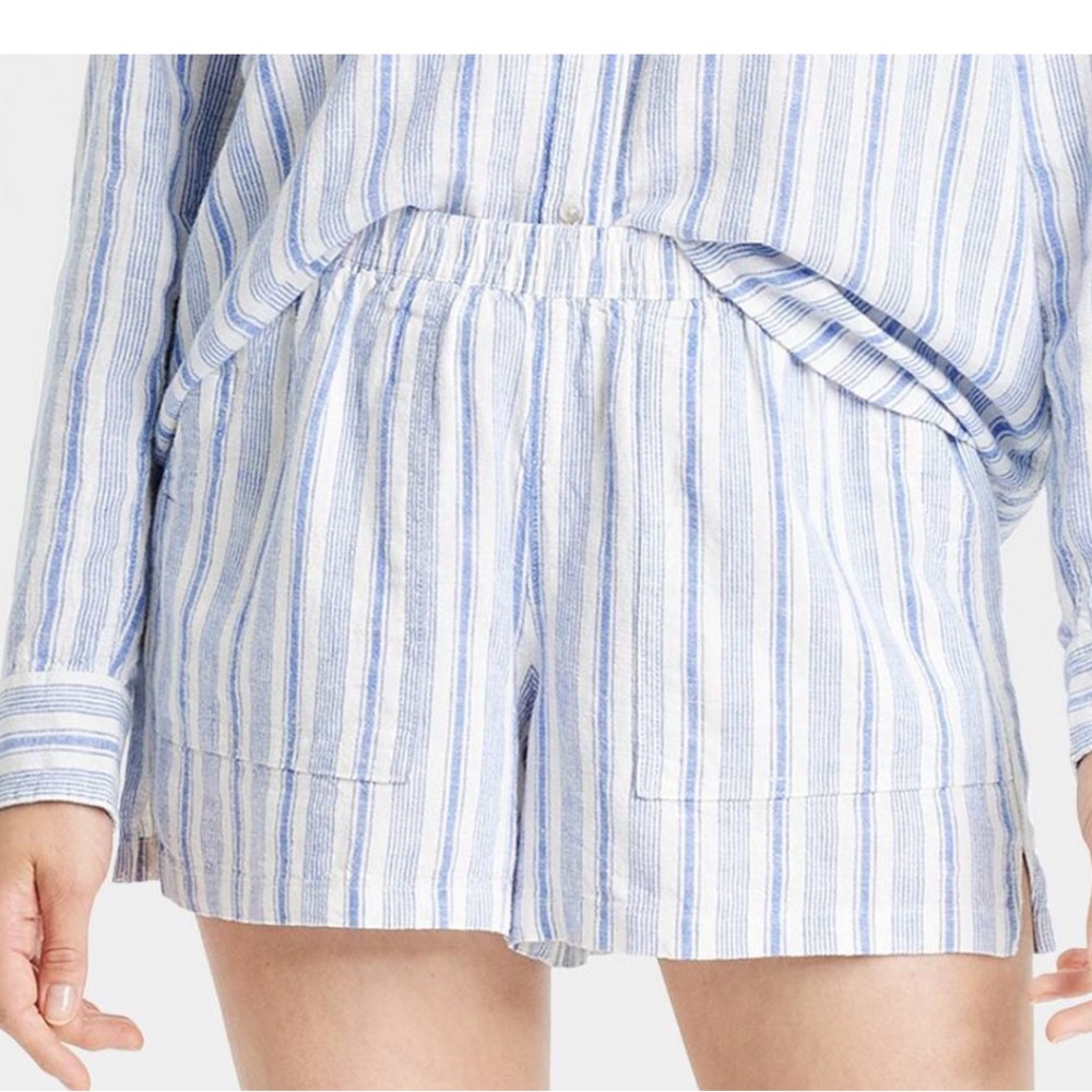 Universal Thread Blue and White Striped Women Shorts